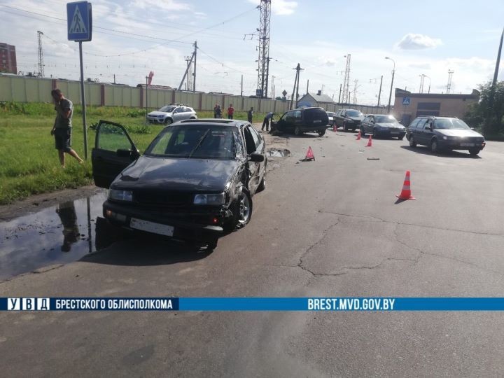 Так спешил, что выпил для настроения. В Бресте пьяный водитель устроил ДТП