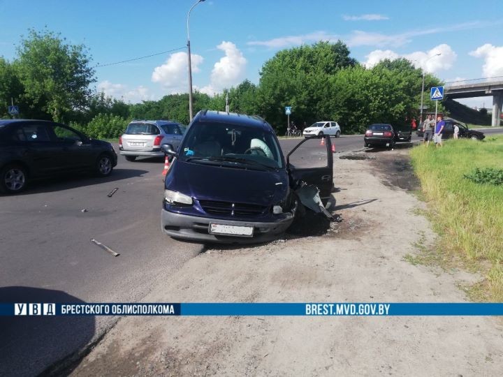 Так спешил, что выпил для настроения. В Бресте пьяный водитель устроил ДТП