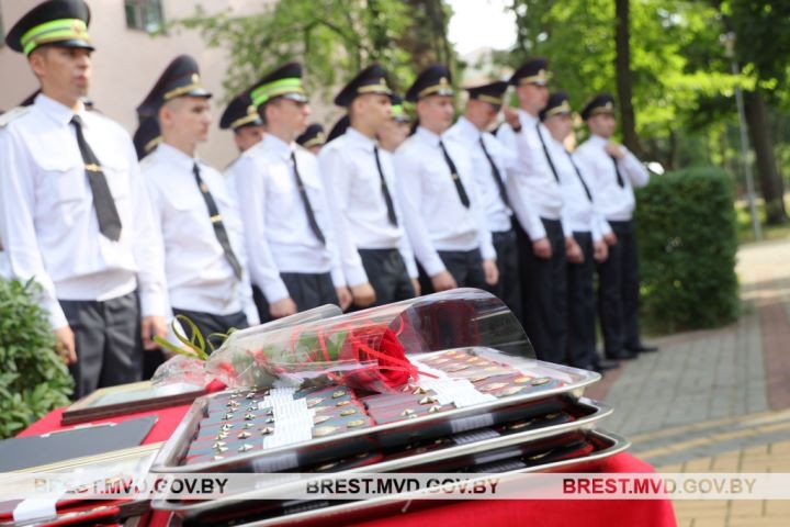 В Бресте вручили новые погоны офицерам милиции