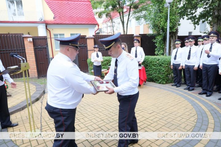 В Бресте вручили новые погоны офицерам милиции