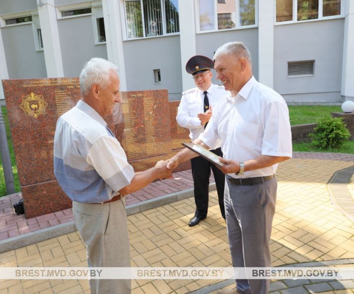 В Бресте вручили новые погоны офицерам милиции