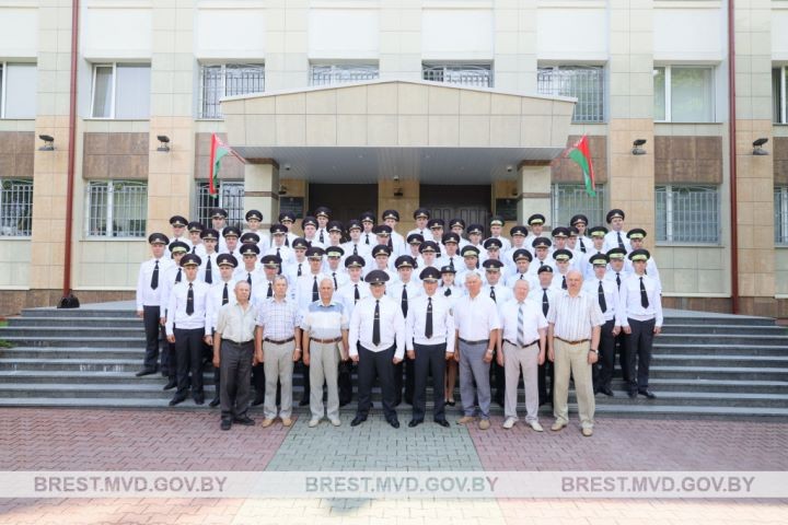 В Бресте вручили новые погоны офицерам милиции