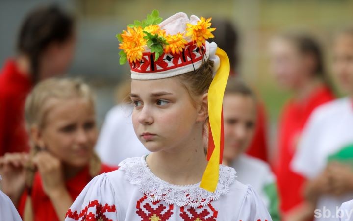 В Бресте ярким молодежным флешмобом отметили «Дзень вышыванкі»