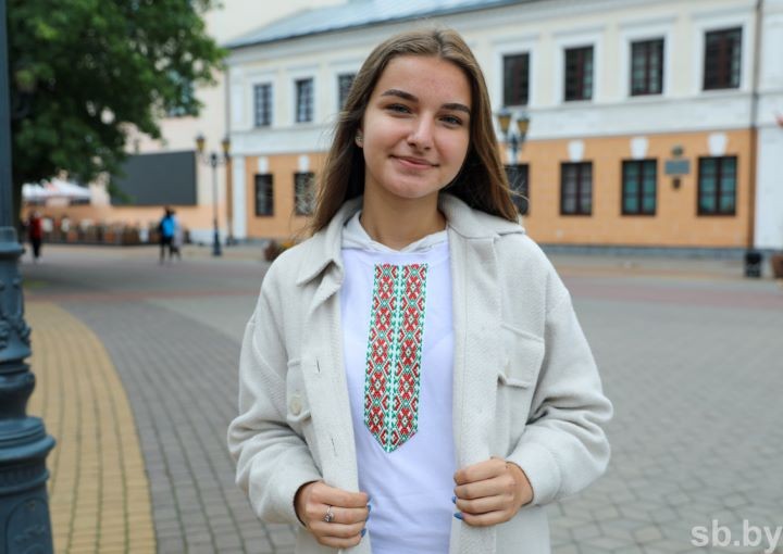 В Бресте ярким молодежным флешмобом отметили «Дзень вышыванкі»