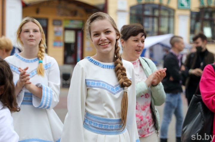 В Бресте ярким молодежным флешмобом отметили «Дзень вышыванкі»