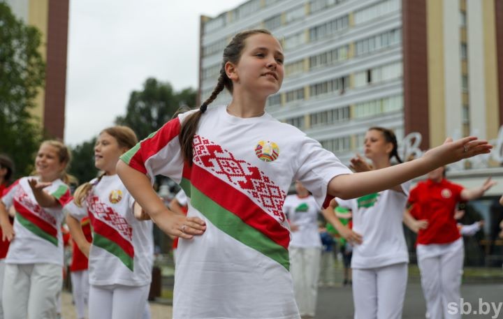 В Бресте ярким молодежным флешмобом отметили «Дзень вышыванкі»