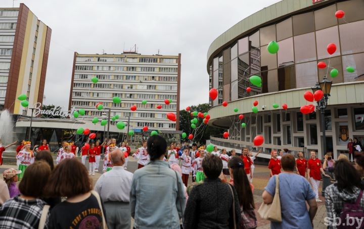 В Бресте ярким молодежным флешмобом отметили «Дзень вышыванкі»