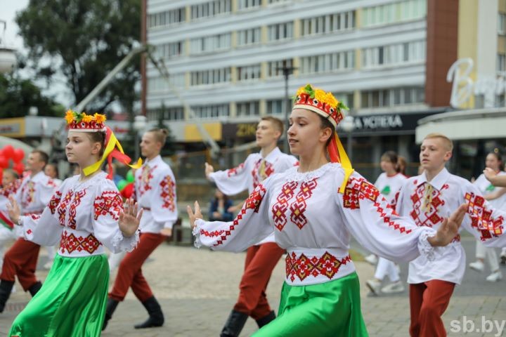В Бресте ярким молодежным флешмобом отметили «Дзень вышыванкі»