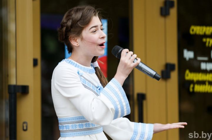 В Бресте ярким молодежным флешмобом отметили «Дзень вышыванкі»