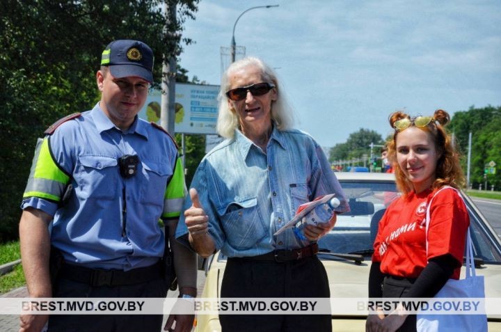 В Бресте сотрудники ГАИ и волонтеры Красного Креста раздавали водителям воду