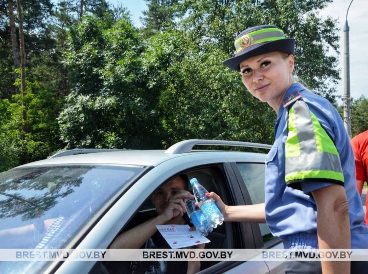 В Бресте сотрудники ГАИ и волонтеры Красного Креста раздавали водителям воду