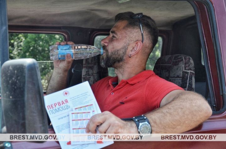 В Бресте сотрудники ГАИ и волонтеры Красного Креста раздавали водителям воду