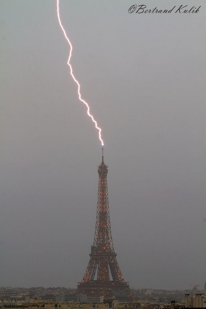 В Эйфелеву башню ударила молния