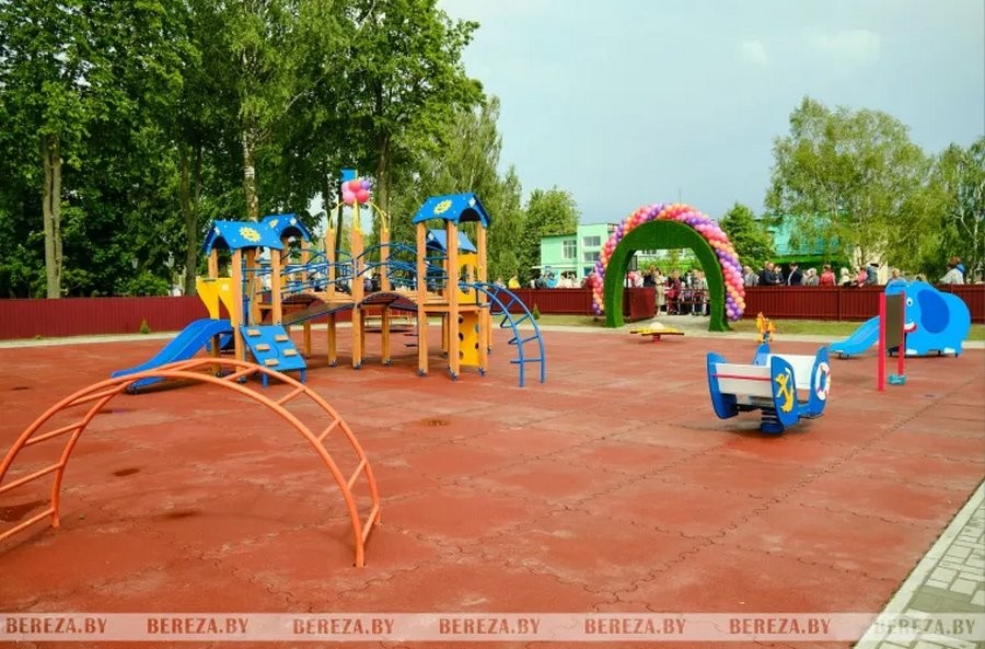 Новую детскую площадку открыли в Нарутовичах (Брестская область)