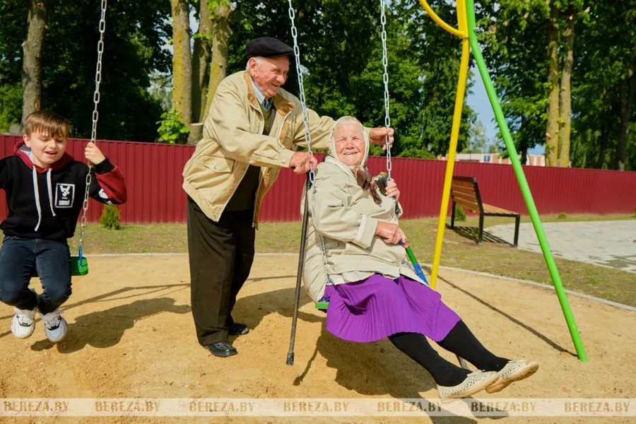 Новую детскую площадку открыли в Нарутовичах (Брестская область)