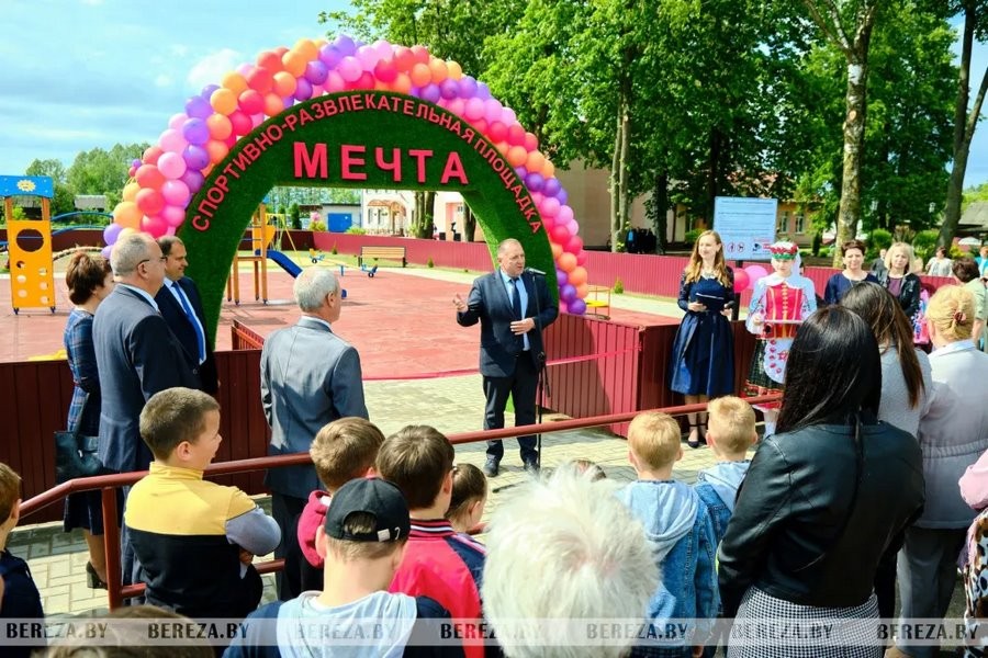 Новую детскую площадку открыли в Нарутовичах (Брестская область)