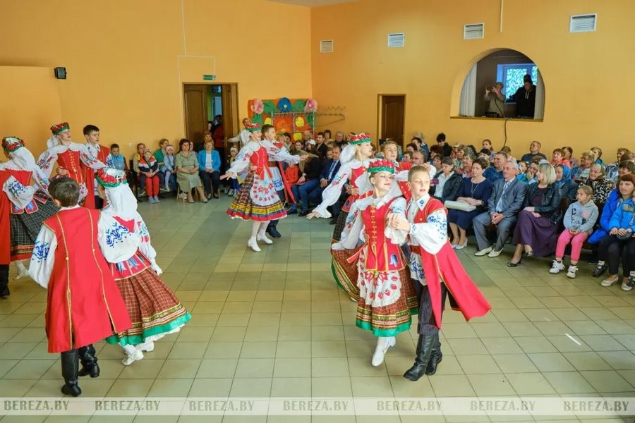 Новую детскую площадку открыли в Нарутовичах (Брестская область)