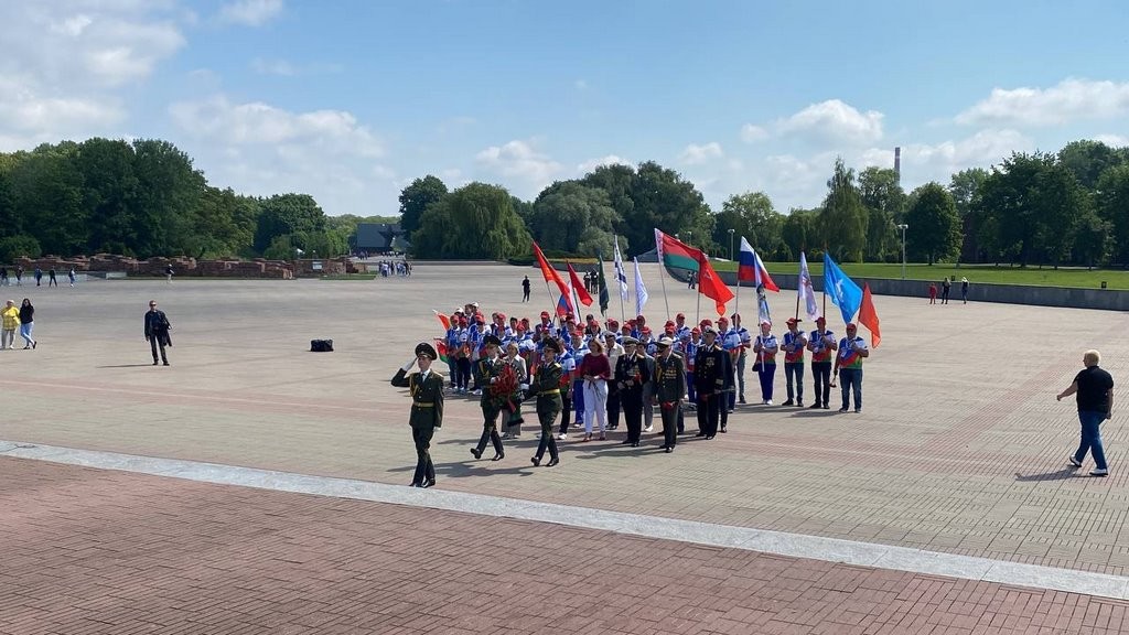 Более 2800 километров пути. В Бресте финишировал автопробег из российского Североморска