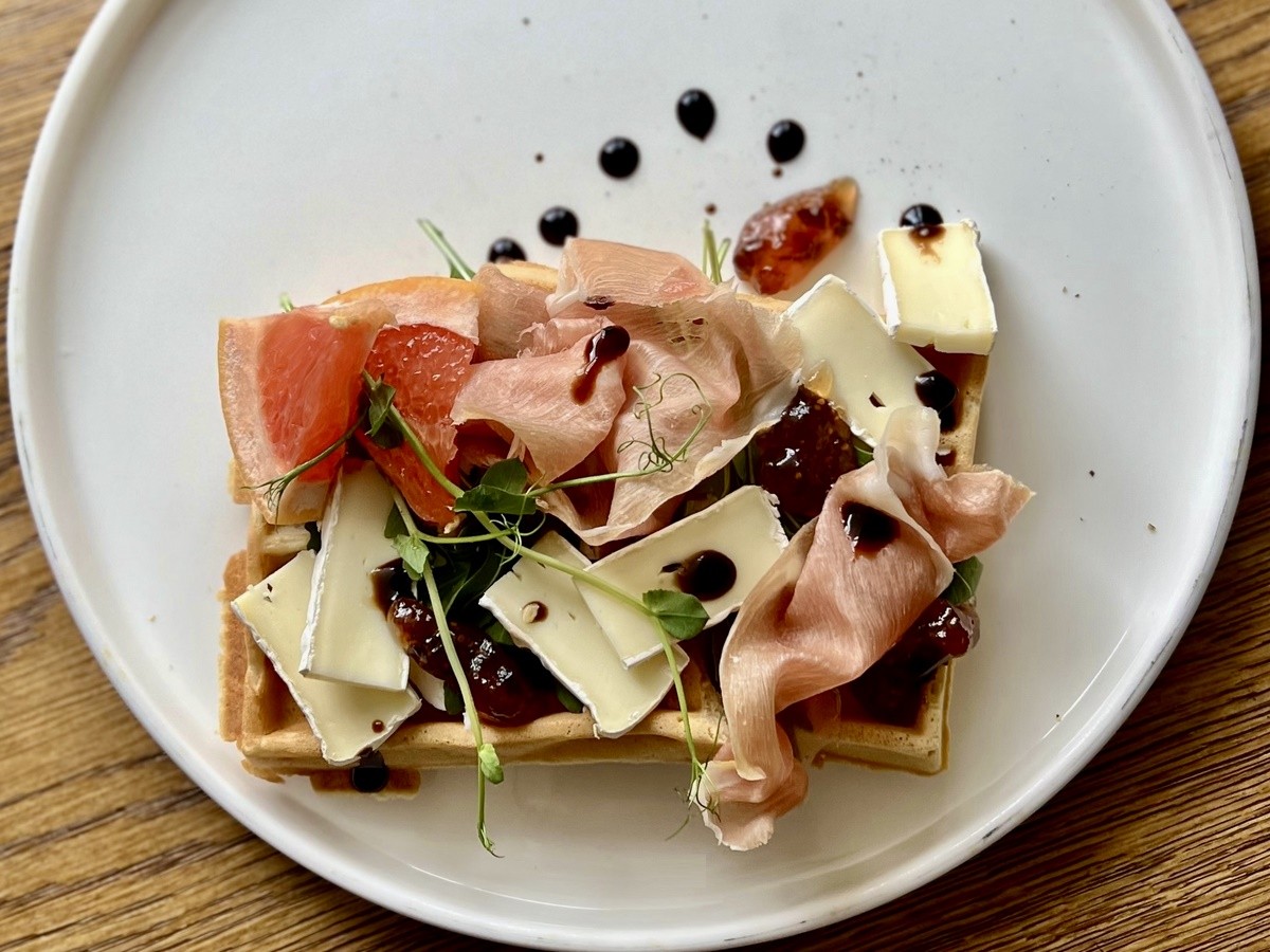 Невероятно вкусные фирменные вафли и кофе наивысшего качества. Двухэтажная кофейня «Таполі» по ул. 17 сентября приглашает брестчан в гости