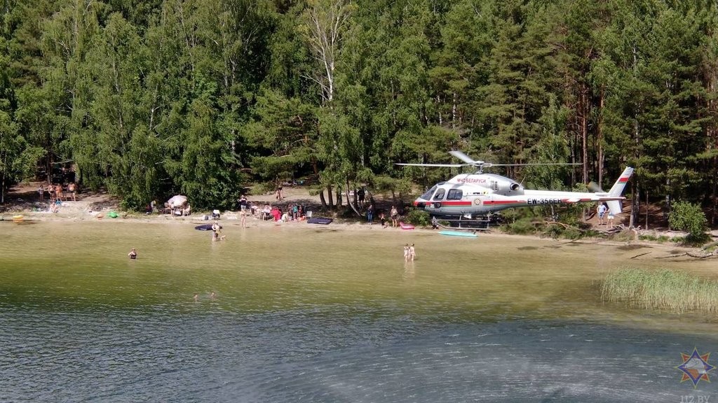 В МЧС Беларуси начали патрулировать места купания на вертолетах