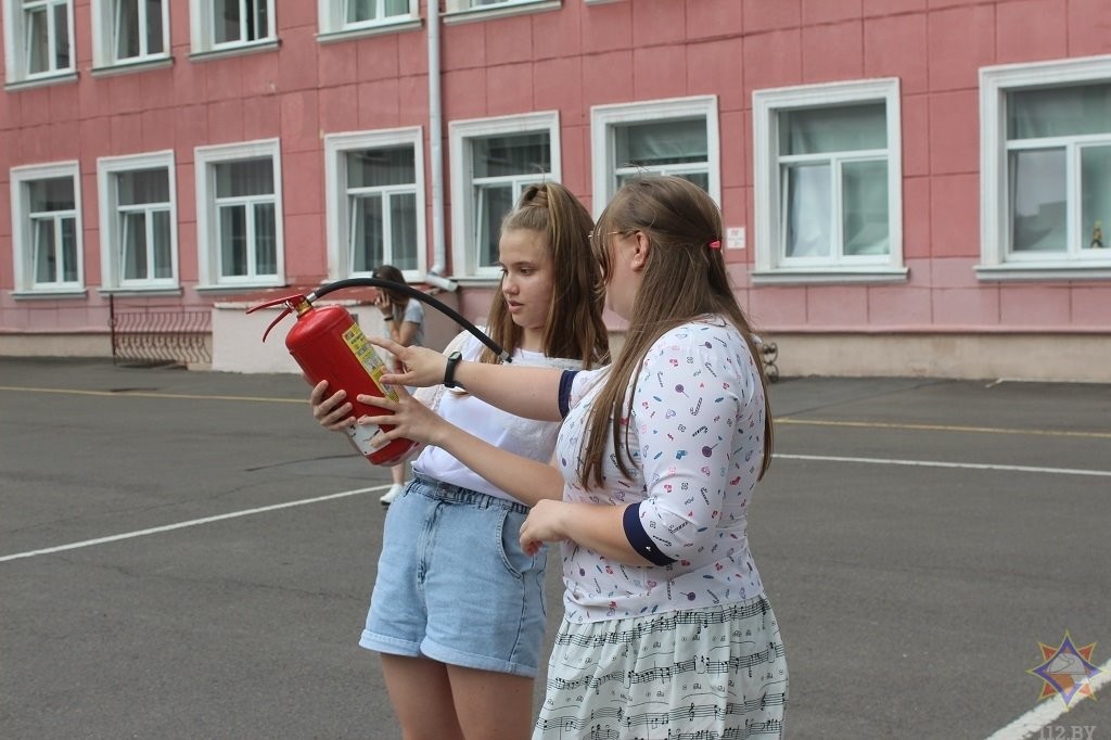 В Бресте детей учили пользоваться огнетушителем 