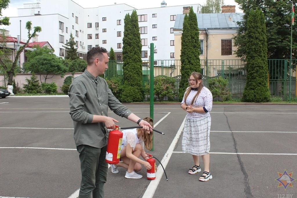 В Бресте детей учили пользоваться огнетушителем 