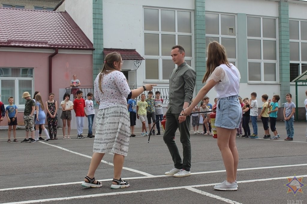 В Бресте детей учили пользоваться огнетушителем 