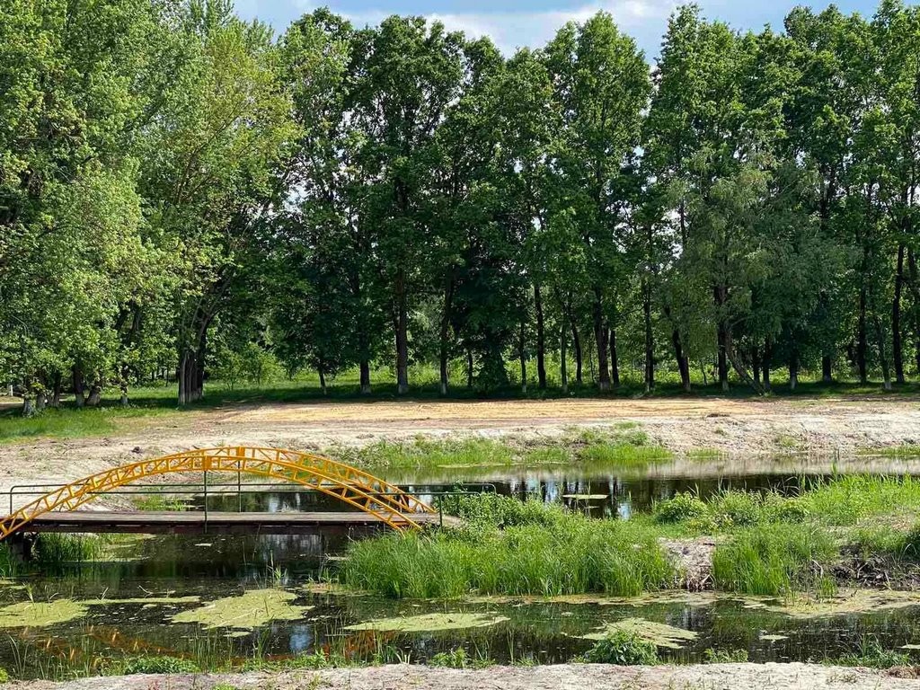 В Каменце началось благоустройство площадки, на которой появится игровой комплекс