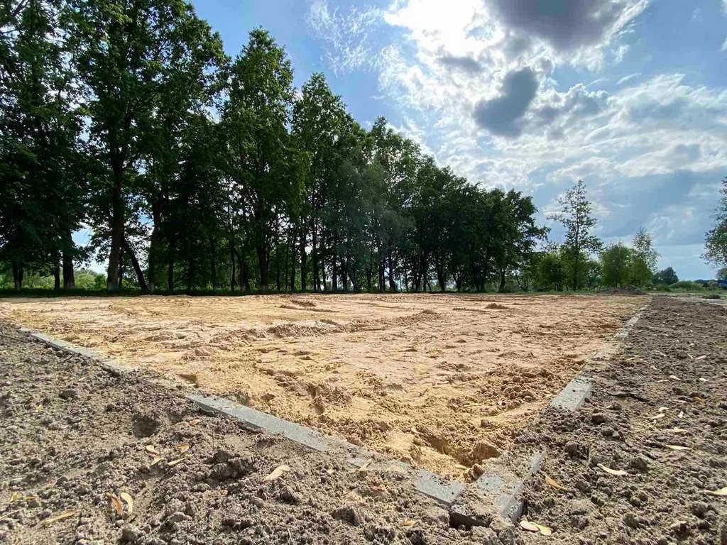 В Каменце началось благоустройство площадки, на которой появится игровой комплекс