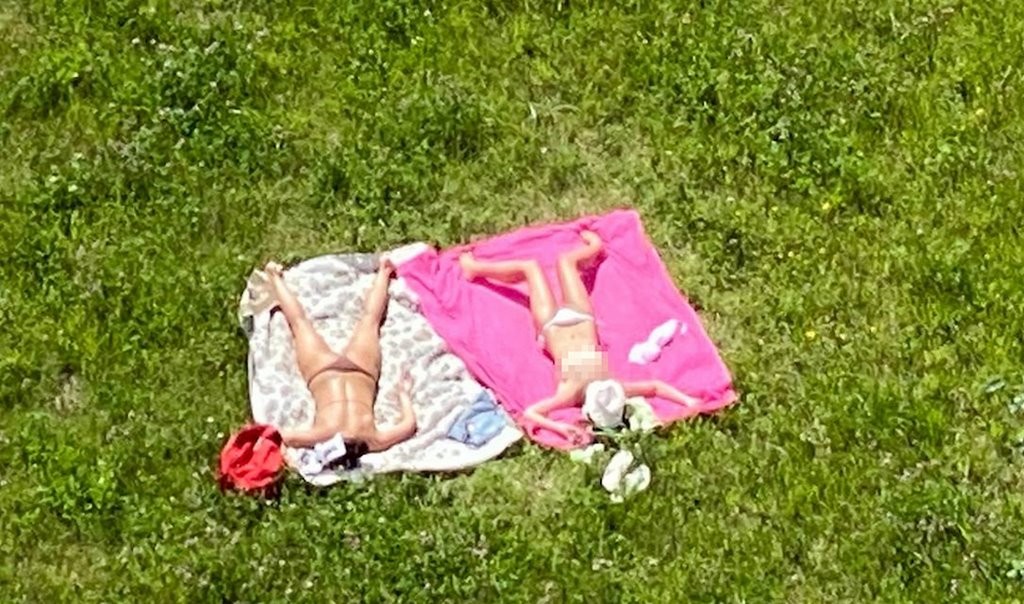 В Минске две девушки загорали топлес под многоэтажкой. Соседку такая свобода возмутила, а кому-то нравится