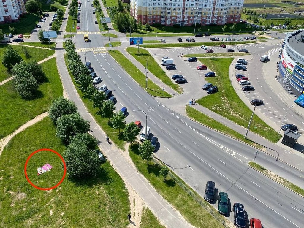 В Минске две девушки загорали топлес под многоэтажкой. Соседку такая свобода возмутила, а кому-то нравится