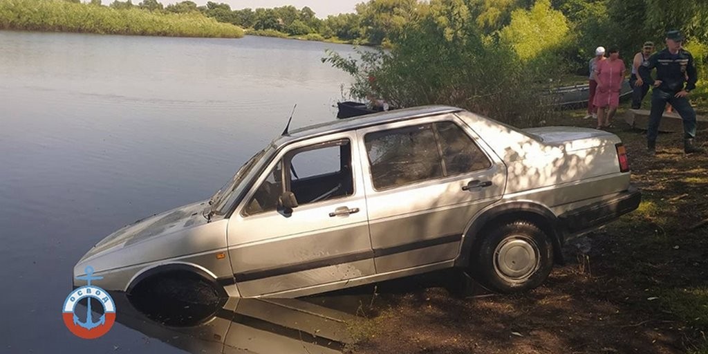 В Беларуси дедушка и внук загадочно погибли: тело мальчика обнаружили в затонувшем авто
