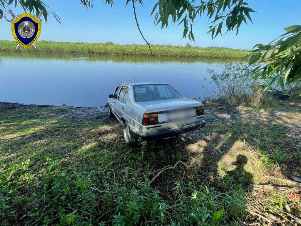 В Беларуси дедушка и внук загадочно погибли: тело мальчика обнаружили в затонувшем авто