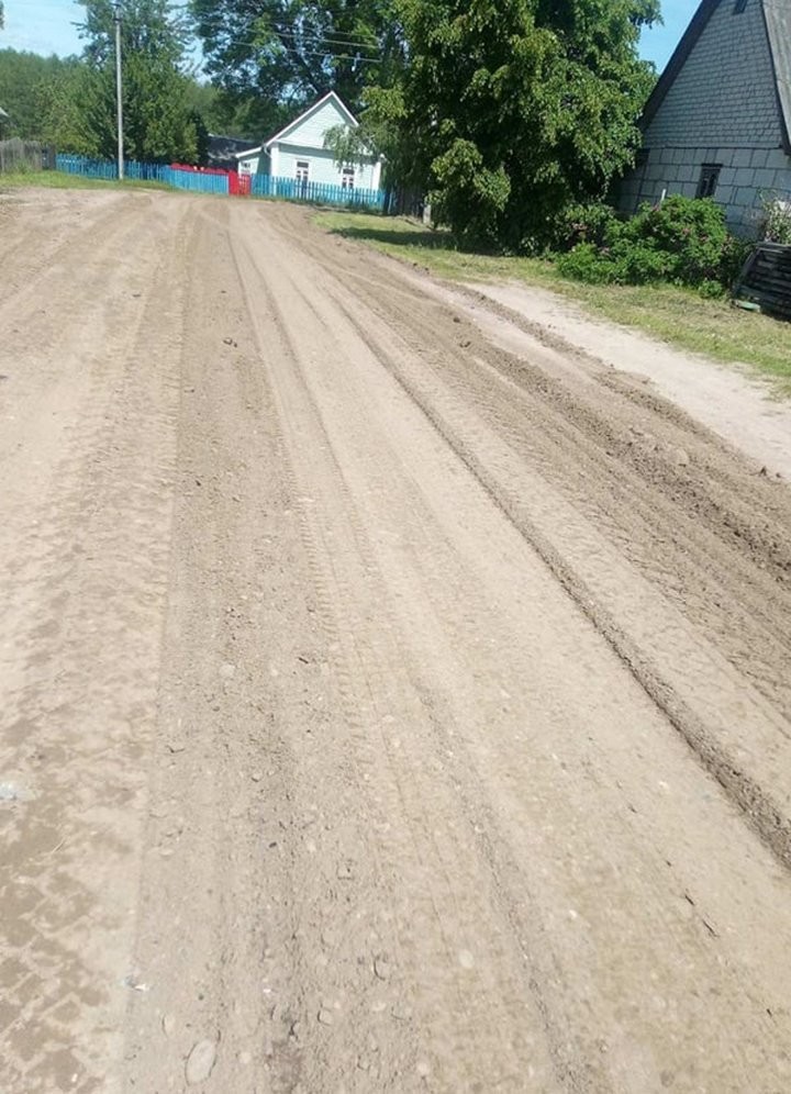 Жители деревни пожаловались на ямы в правильное место – и вот что получилось. Фото до и после