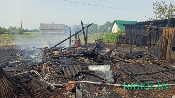 Жительница Брестского района серьезно пострадала, пытаясь тушить горевшее строение