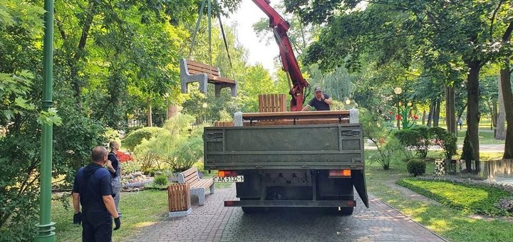 В Бресте на центральной аллее Парка культуры и отдыха смонтировали 14 новых скамеек