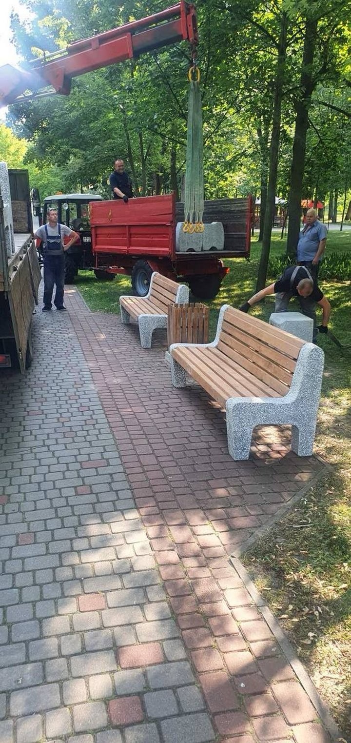 В Бресте на центральной аллее Парка культуры и отдыха смонтировали 14 новых скамеек