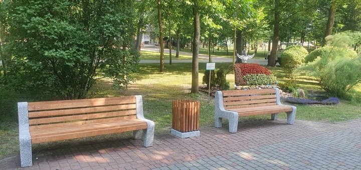 В Бресте на центральной аллее Парка культуры и отдыха смонтировали 14 новых скамеек