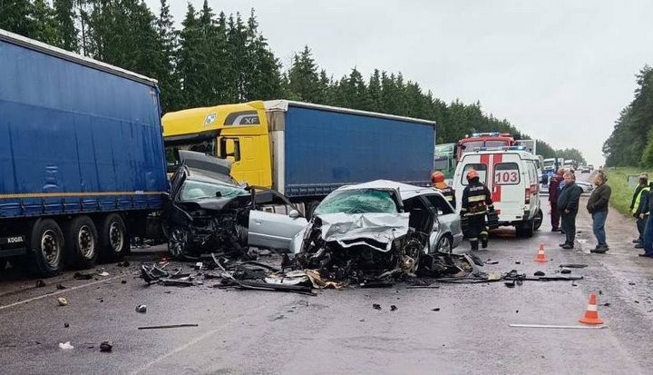 Недалеко от границы с Литвой столкнулись BMW и Audi — один погибший, шестеро в больнице