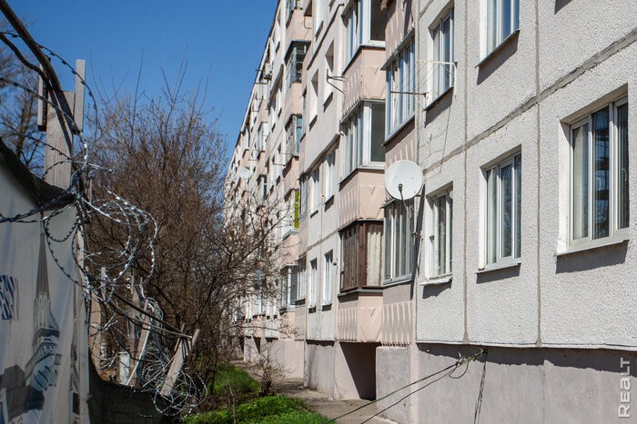 «В квартире не могу находиться больше 30 минут». Как белорусам живется в жару в хрущевках