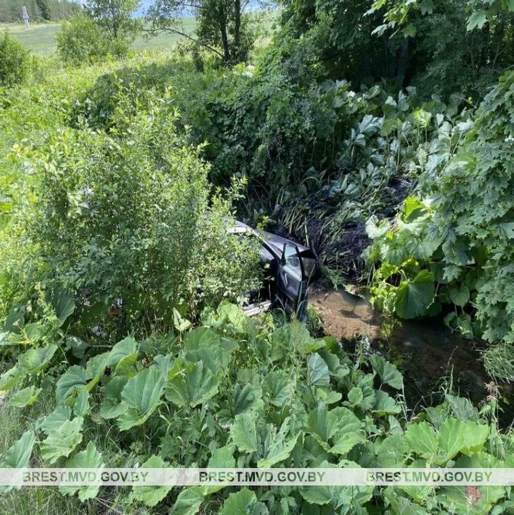 В Брестской области автомобиль доставали из мелиоративного канала. Есть пострадавшие
