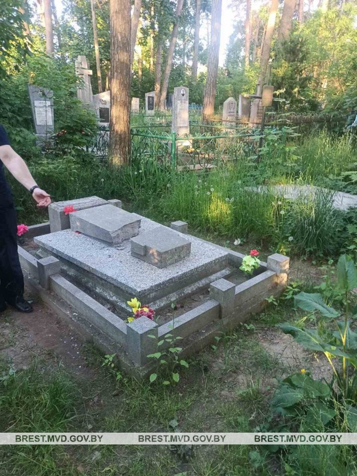 Вандалы осквернили могилу на кладбище в Барановичах