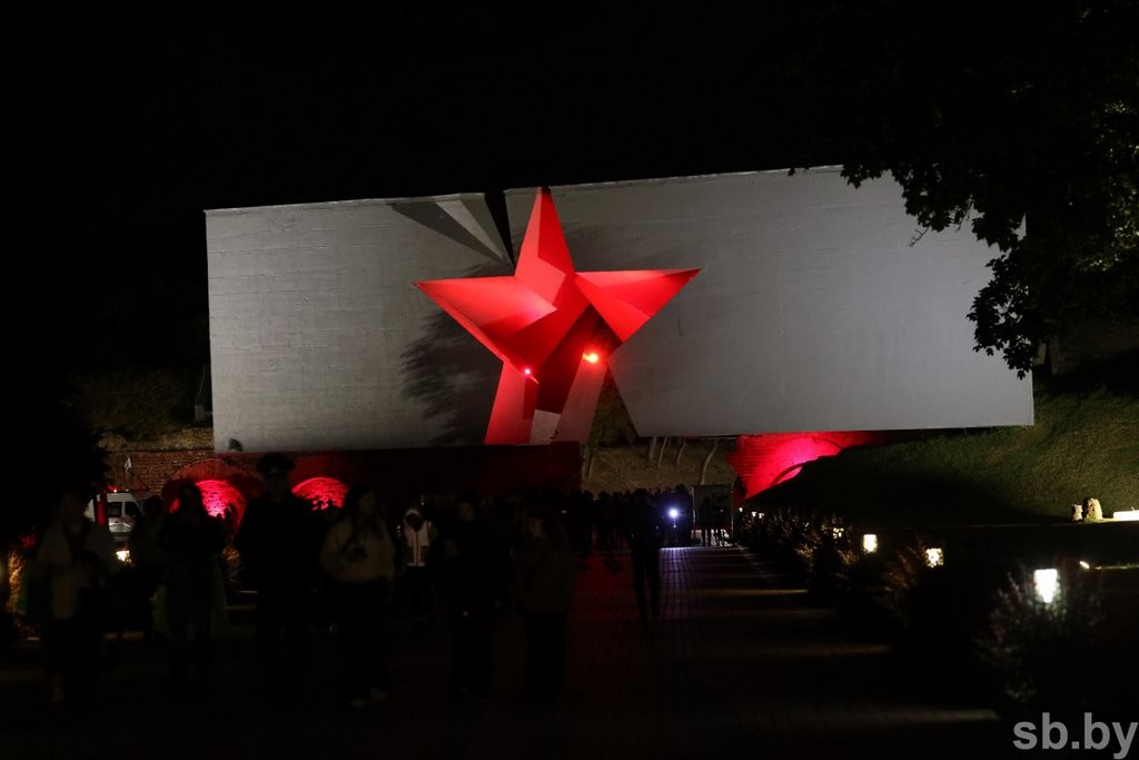 Здесь началась война. В Брестской крепости почтили память героев ВОВ