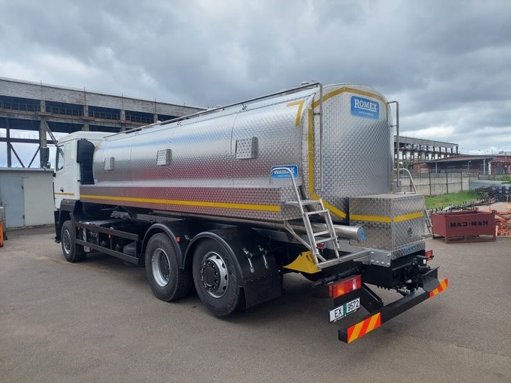 Белорусские конструкторы разработали машину для перевозки молока и показали новинку