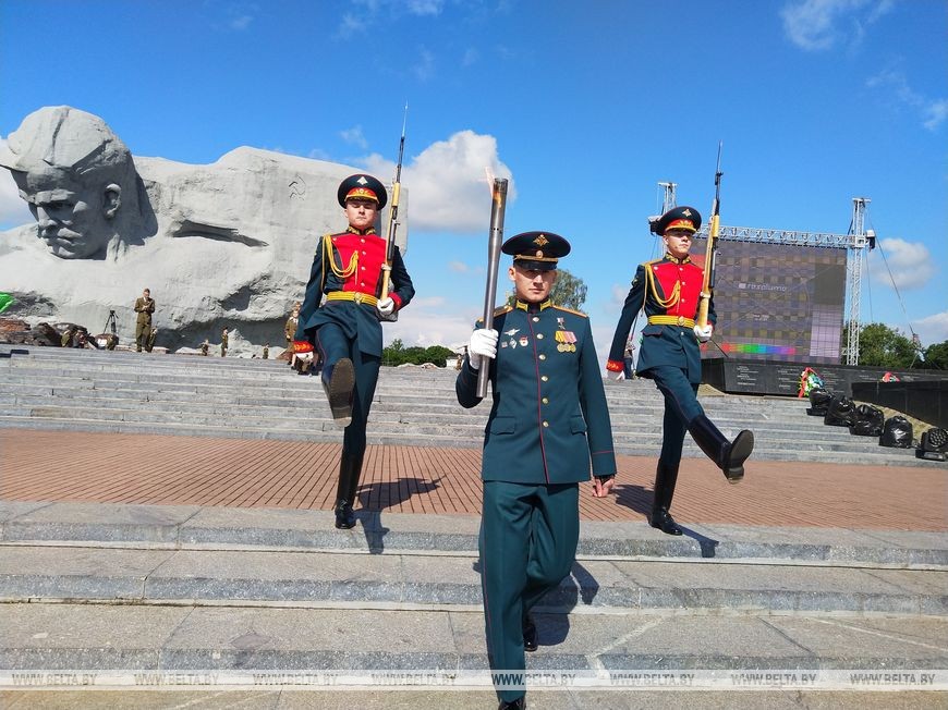 Частицу Вечного огня Брестской крепости передали в главный храм Вооруженных Сил России