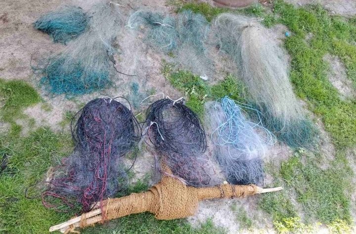 Жители деревни Теребень добровольно сдали более 30 незаконных рыболовных снастей