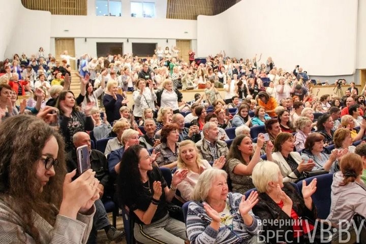 Александр Солодуха в Бресте: «отрывался» на кресле, водил девушек на сцену