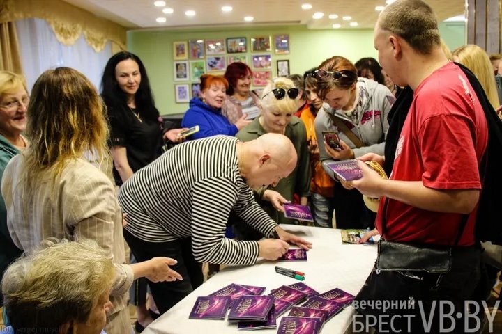 Александр Солодуха в Бресте: «отрывался» на кресле, водил девушек на сцену