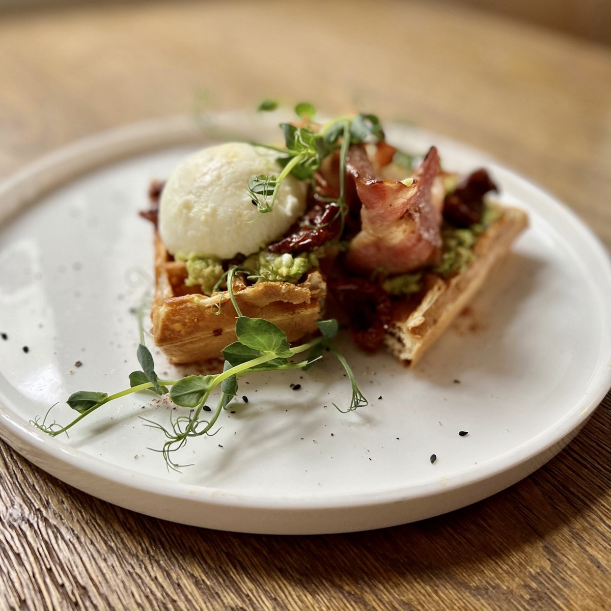 Невероятно вкусные фирменные вафли и кофе наивысшего качества. Двухэтажная кофейня «Таполі» по ул. 17 сентября приглашает брестчан в гости