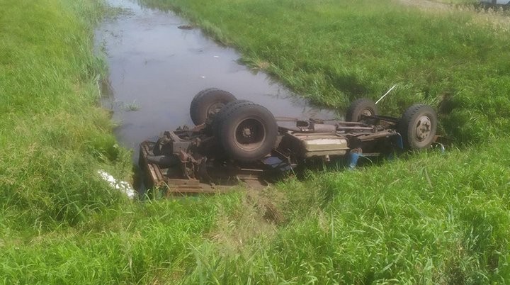 Грузовик опрокинулся в мелиоративный канал в Кобринском районе, водитель погиб